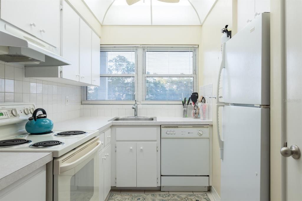 Active With Contract: $379,000 (2 beds, 1 baths, 830 Square Feet)