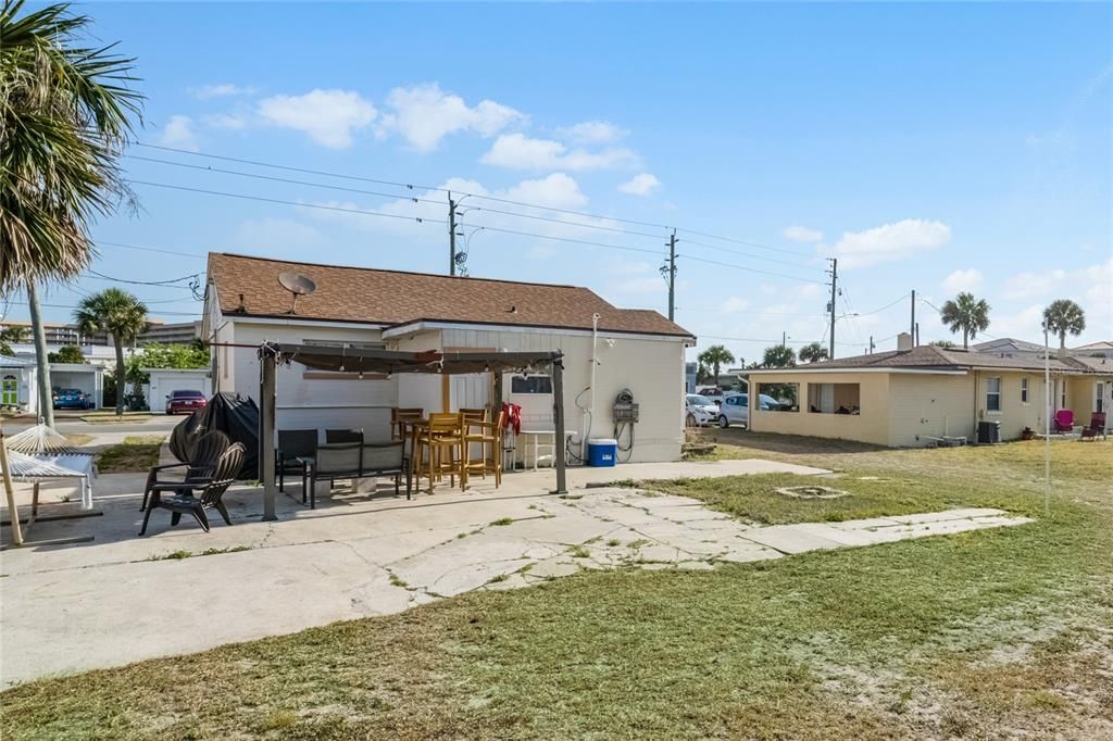 For Sale: $338,000 (2 beds, 2 baths, 995 Square Feet)