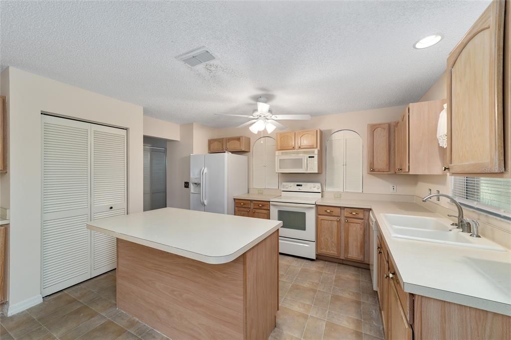 For Sale: $270,000 (2 beds, 2 baths, 1736 Square Feet)