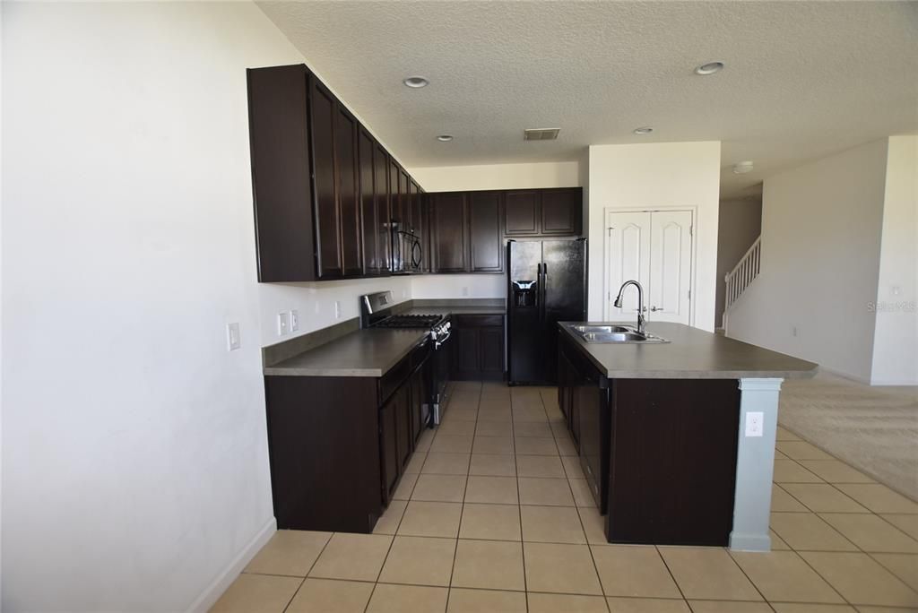 For Rent: $2,395 (4 beds, 2 baths, 2401 Square Feet)