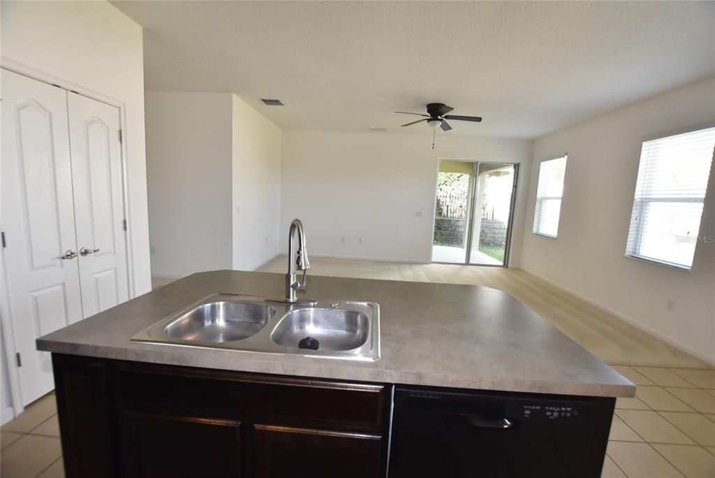 For Rent: $2,395 (4 beds, 2 baths, 2401 Square Feet)