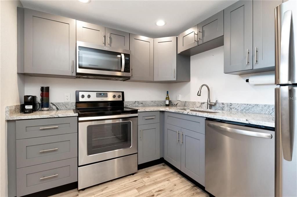 For Rent: $1,950 (1 beds, 1 baths, 860 Square Feet)