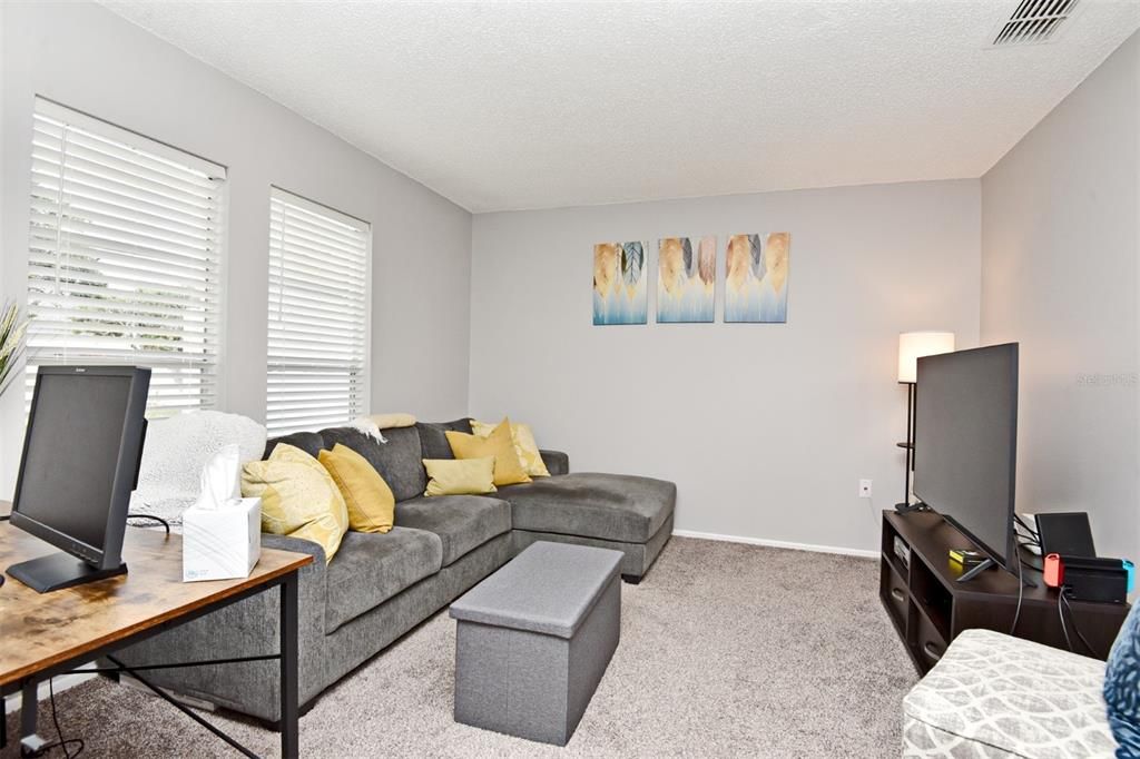 Active With Contract: $180,000 (1 beds, 1 baths, 674 Square Feet)