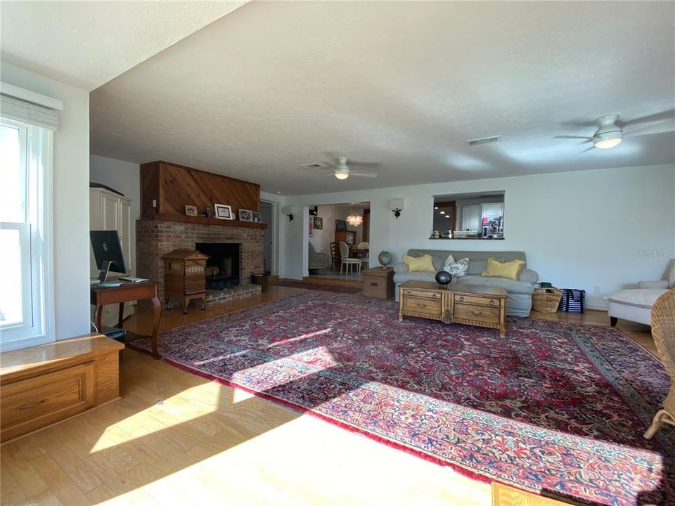 For Sale: $1,125,000 (4 beds, 2 baths, 2550 Square Feet)