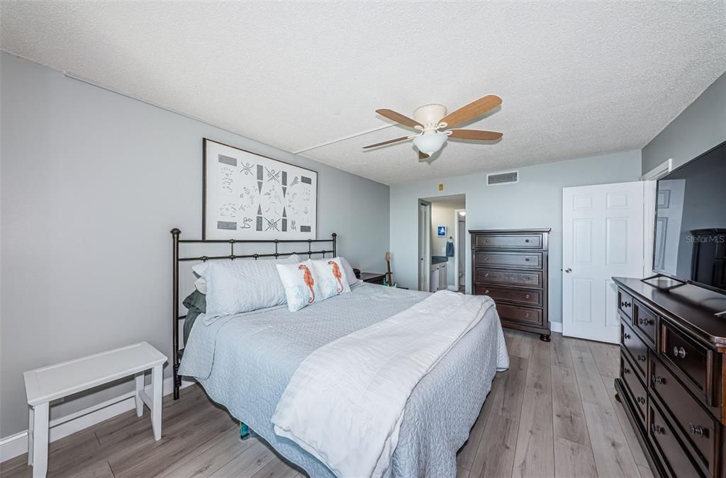 Active With Contract: $379,000 (1 beds, 1 baths, 780 Square Feet)
