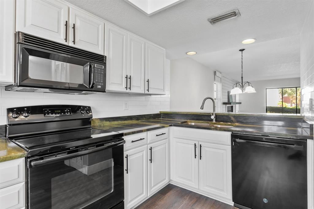 For Sale: $240,000 (2 beds, 2 baths, 1148 Square Feet)