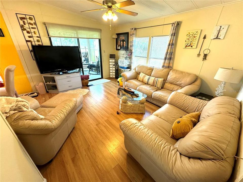 For Sale: $199,500 (2 beds, 2 baths, 768 Square Feet)
