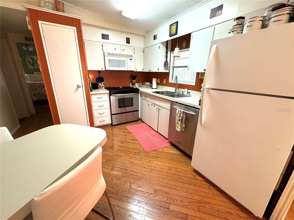 For Sale: $199,500 (2 beds, 2 baths, 768 Square Feet)