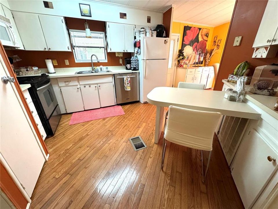 For Sale: $235,000 (2 beds, 2 baths, 768 Square Feet)