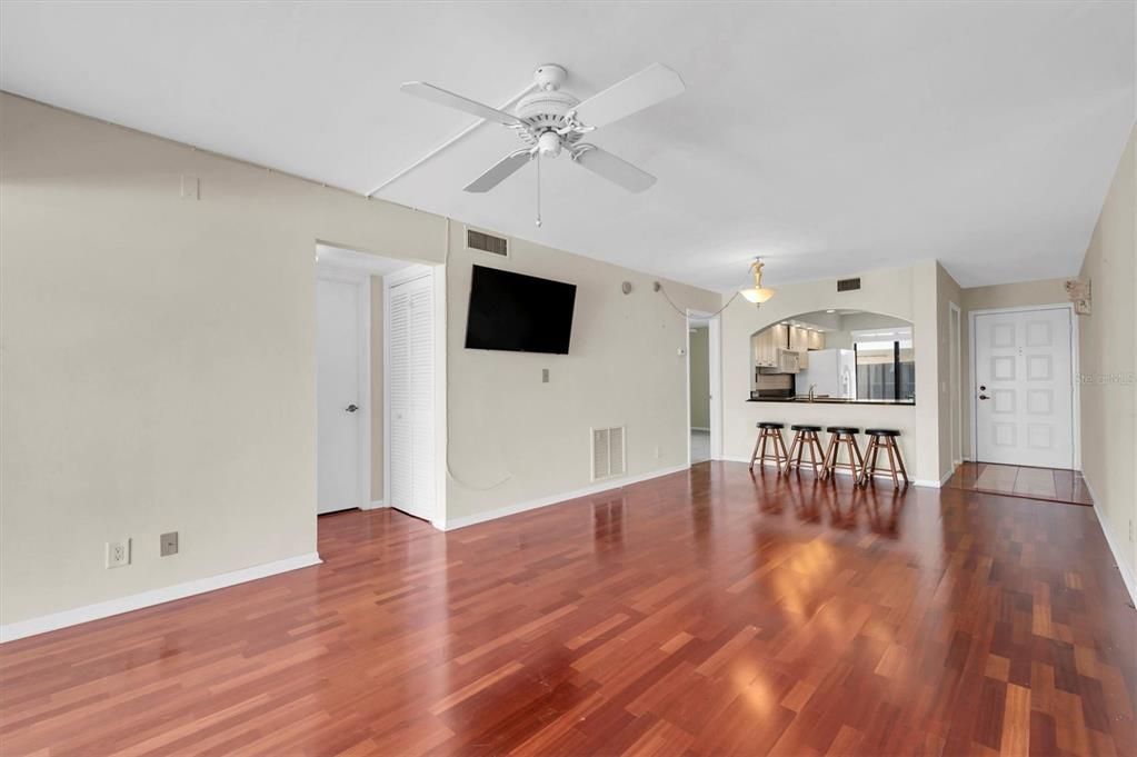 For Sale: $389,900 (2 beds, 2 baths, 890 Square Feet)