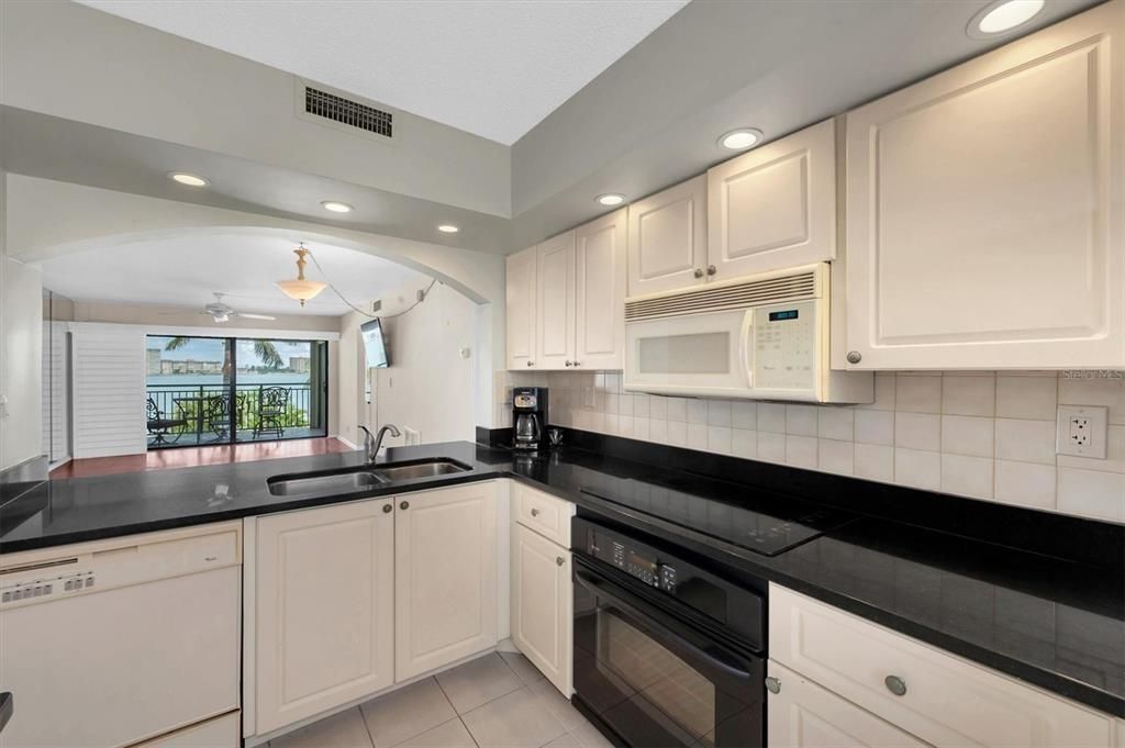 For Sale: $389,900 (2 beds, 2 baths, 890 Square Feet)