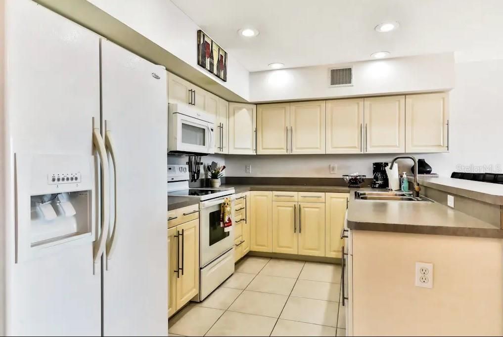 For Sale: $684,900 (2 beds, 2 baths, 1140 Square Feet)