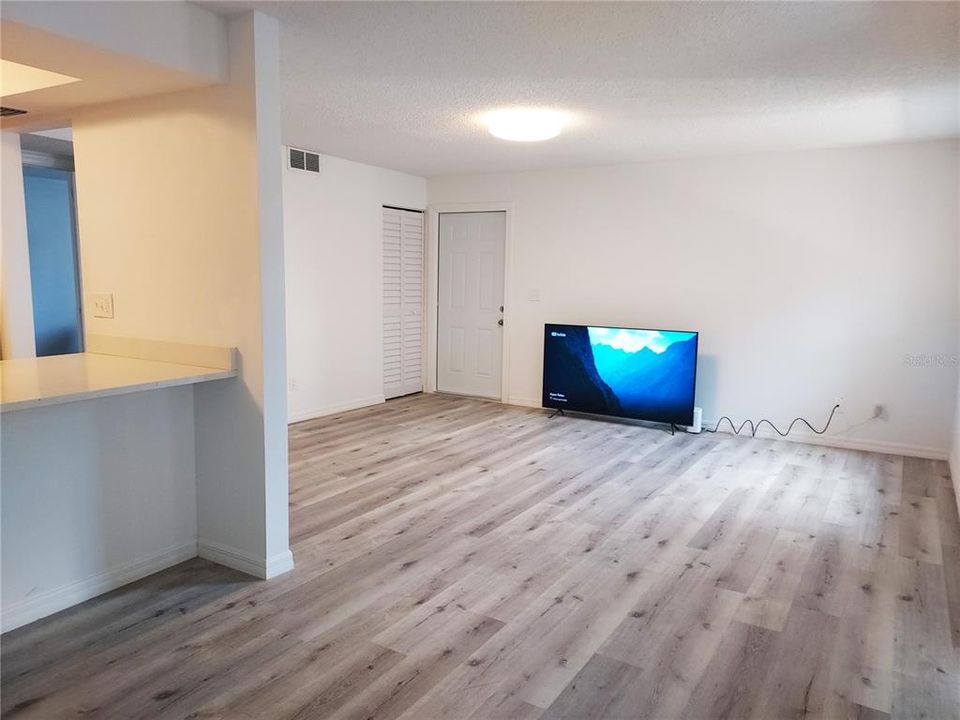 For Sale: $125,000 (1 beds, 1 baths, 714 Square Feet)