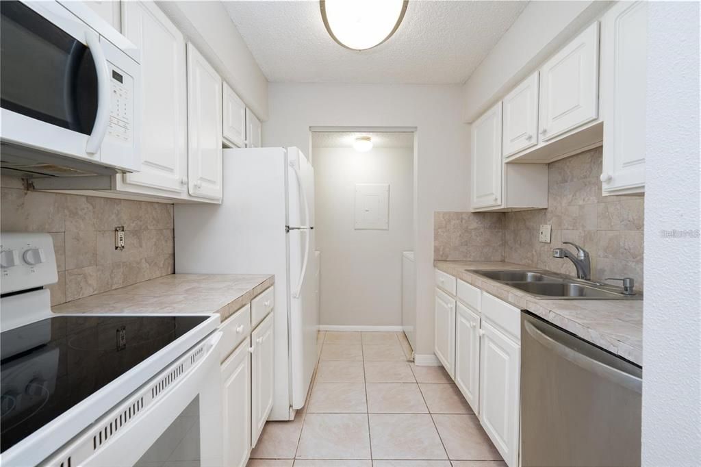 For Sale: $180,000 (2 beds, 1 baths, 768 Square Feet)