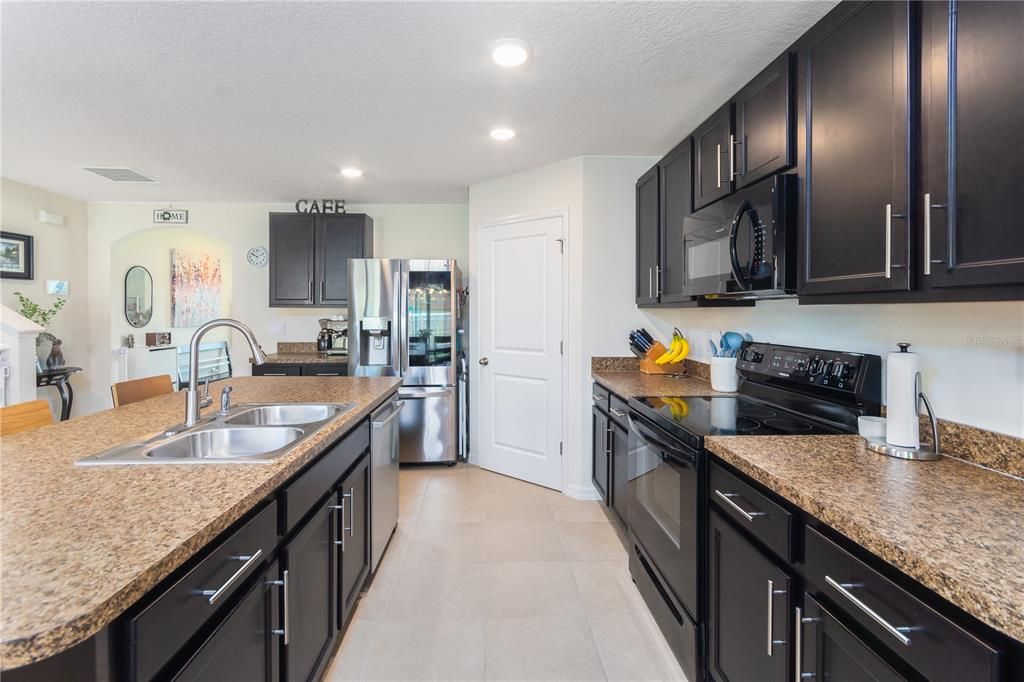 Active With Contract: $370,000 (5 beds, 3 baths, 2526 Square Feet)