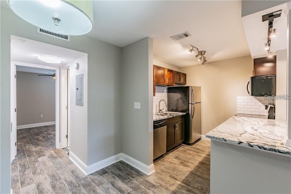 For Rent: $1,850 (1 beds, 1 baths, 702 Square Feet)