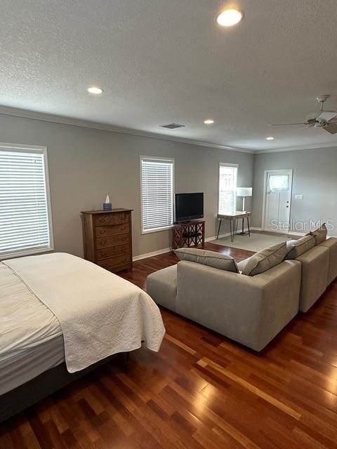 Active With Contract: $1,850 (0 beds, 1 baths, 700 Square Feet)