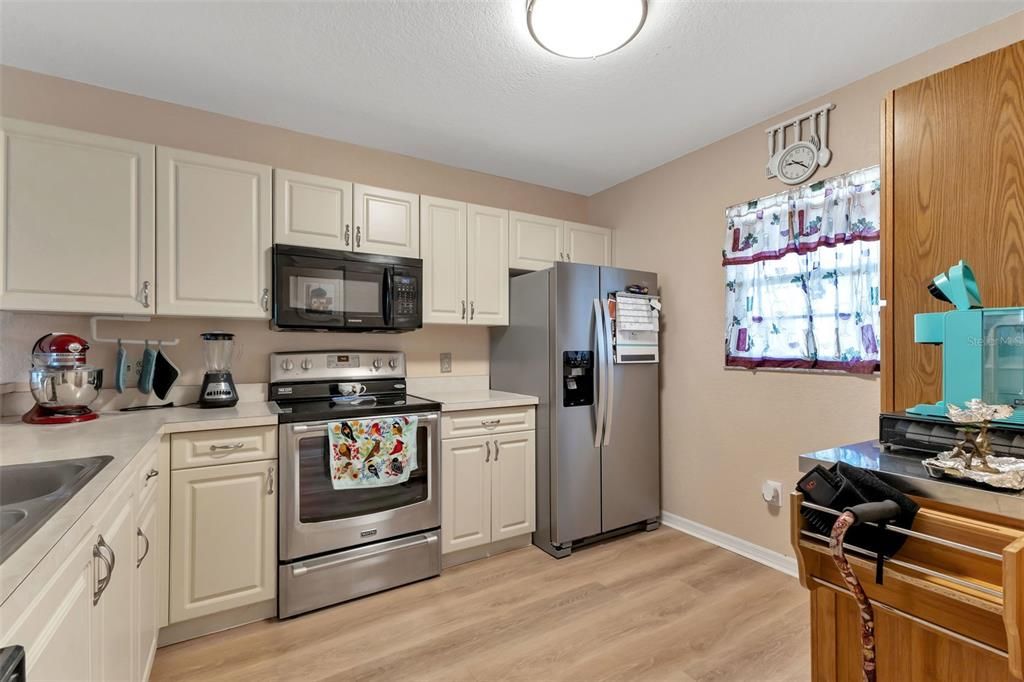 For Sale: $182,700 (2 beds, 2 baths, 1153 Square Feet)