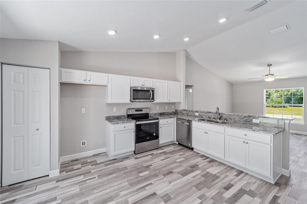 For Sale: $264,900 (3 beds, 2 baths, 1315 Square Feet)