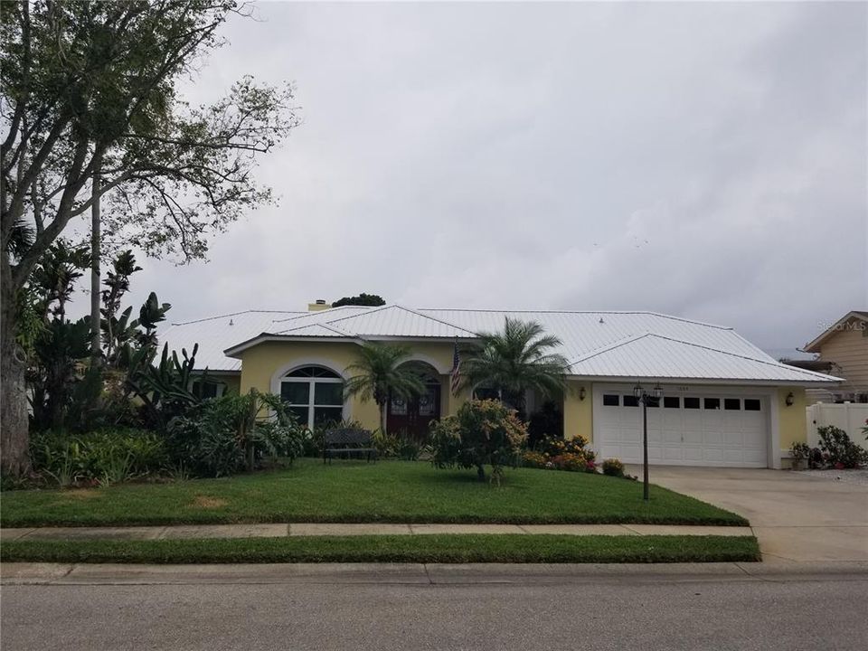 Attractive 2300+ sf home for ideal Florida lifestyle