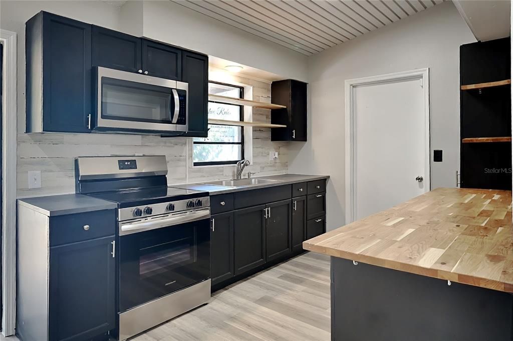 For Sale: $264,900 (3 beds, 2 baths, 967 Square Feet)