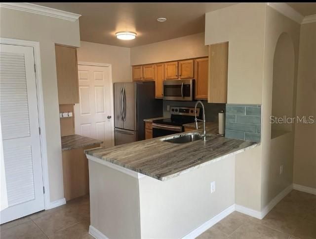 Active With Contract: $224,900 (1 beds, 1 baths, 822 Square Feet)