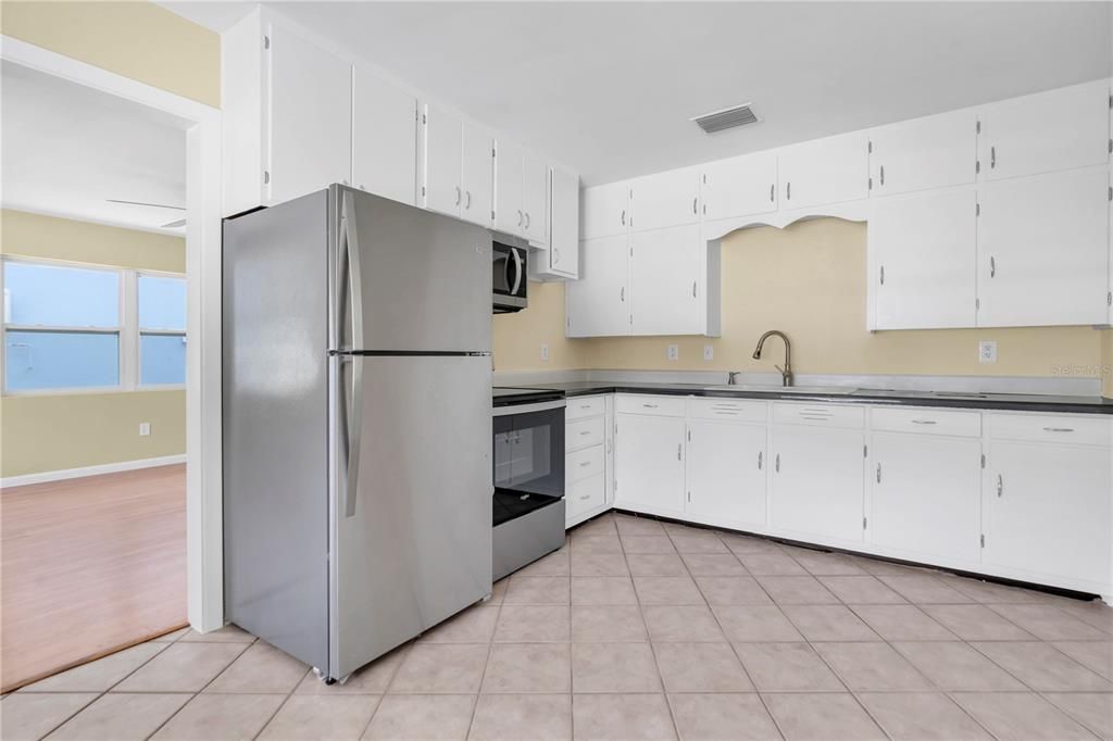 For Sale: $310,000 (2 beds, 2 baths, 1197 Square Feet)