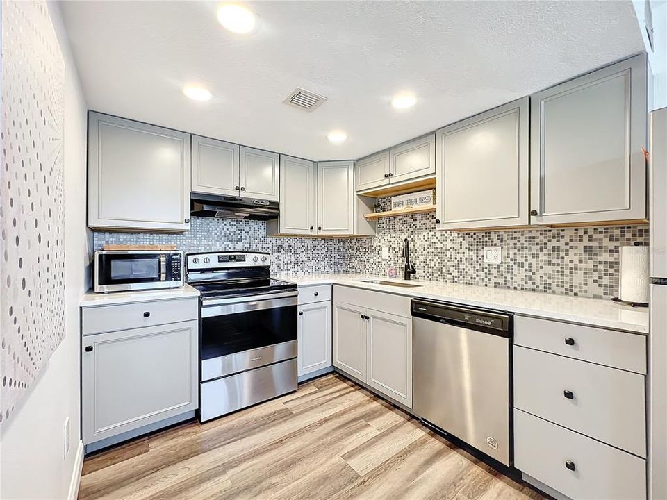 For Sale: $239,900 (1 beds, 1 baths, 717 Square Feet)