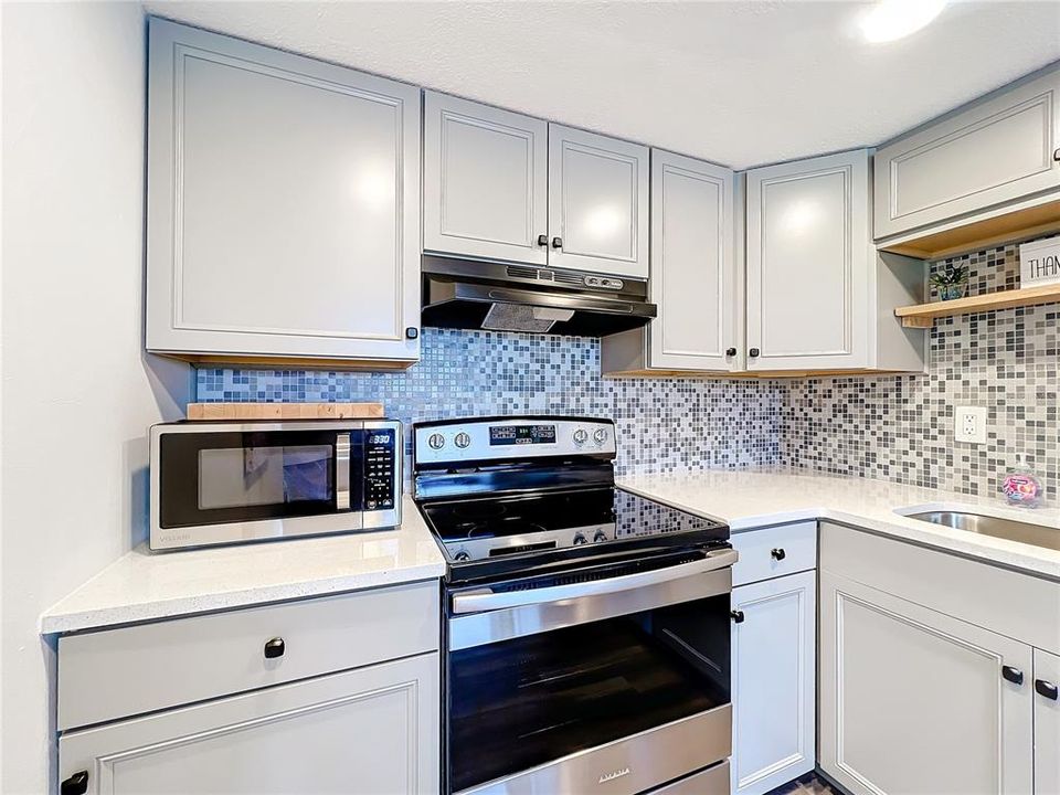 For Sale: $239,900 (1 beds, 1 baths, 717 Square Feet)