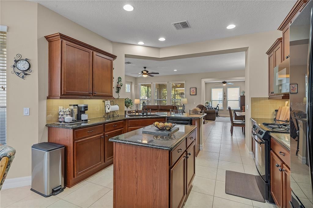 Kitchen w/Island - 353 Salt Marsh Ln, Groveland, FL 34736