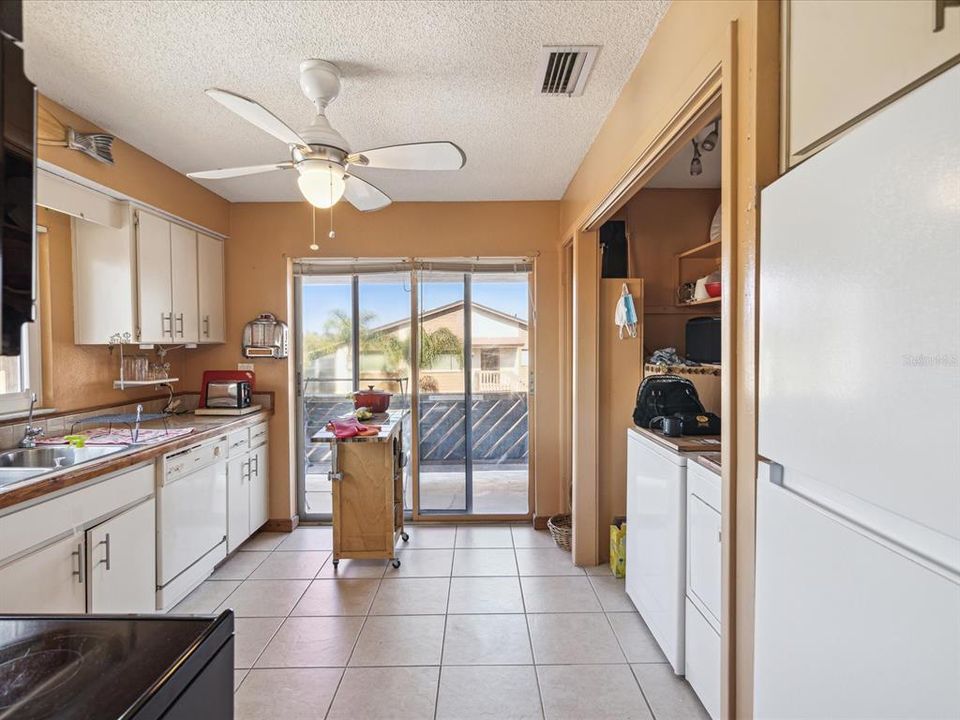 For Sale: $135,000 (2 beds, 2 baths, 1144 Square Feet)