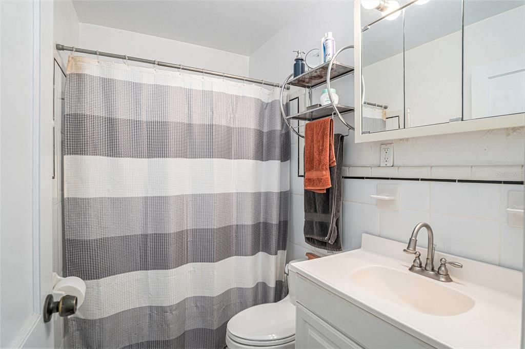 For Sale: $400,000 (3 beds, 1 baths, 1031 Square Feet)
