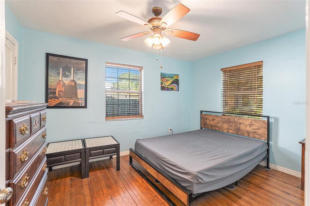 For Sale: $400,000 (3 beds, 1 baths, 1031 Square Feet)