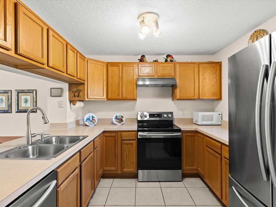 For Sale: $359,000 (2 beds, 2 baths, 1070 Square Feet)