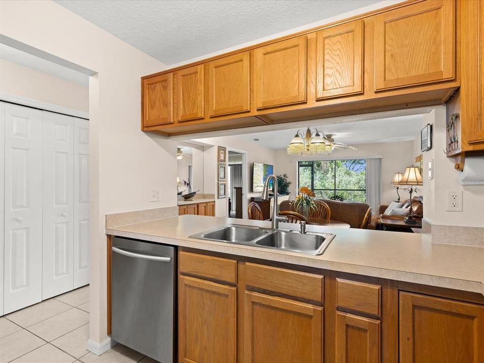 For Sale: $359,000 (2 beds, 2 baths, 1070 Square Feet)