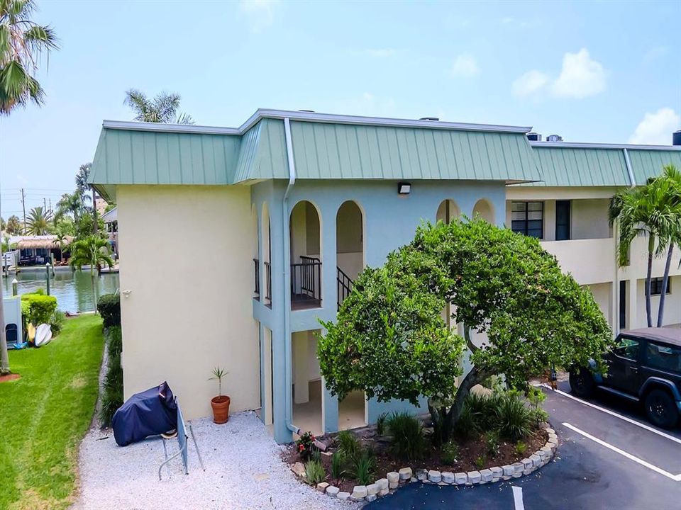 For Sale: $575,000 (2 beds, 2 baths, 1065 Square Feet)