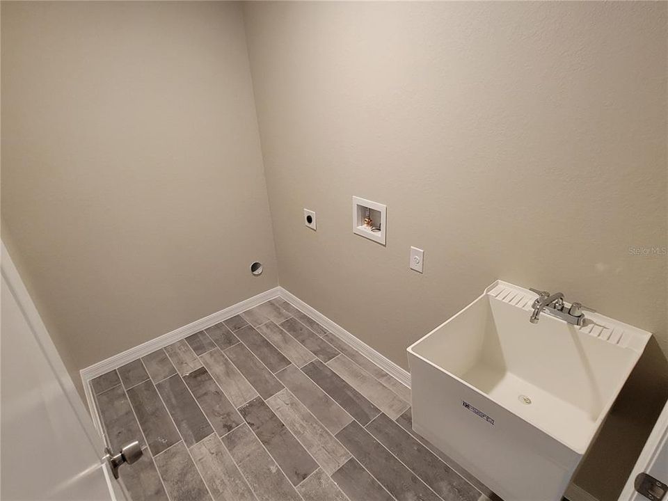 For Sale: $327,900 (3 beds, 2 baths, 1613 Square Feet)