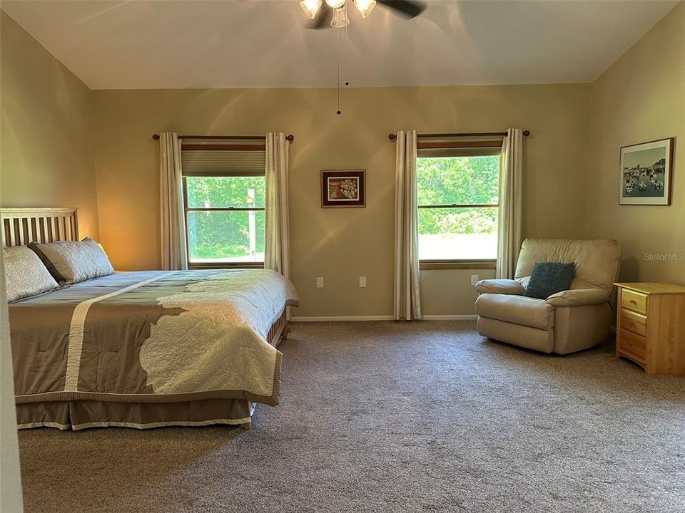 LARGE MASTER BEDROOM