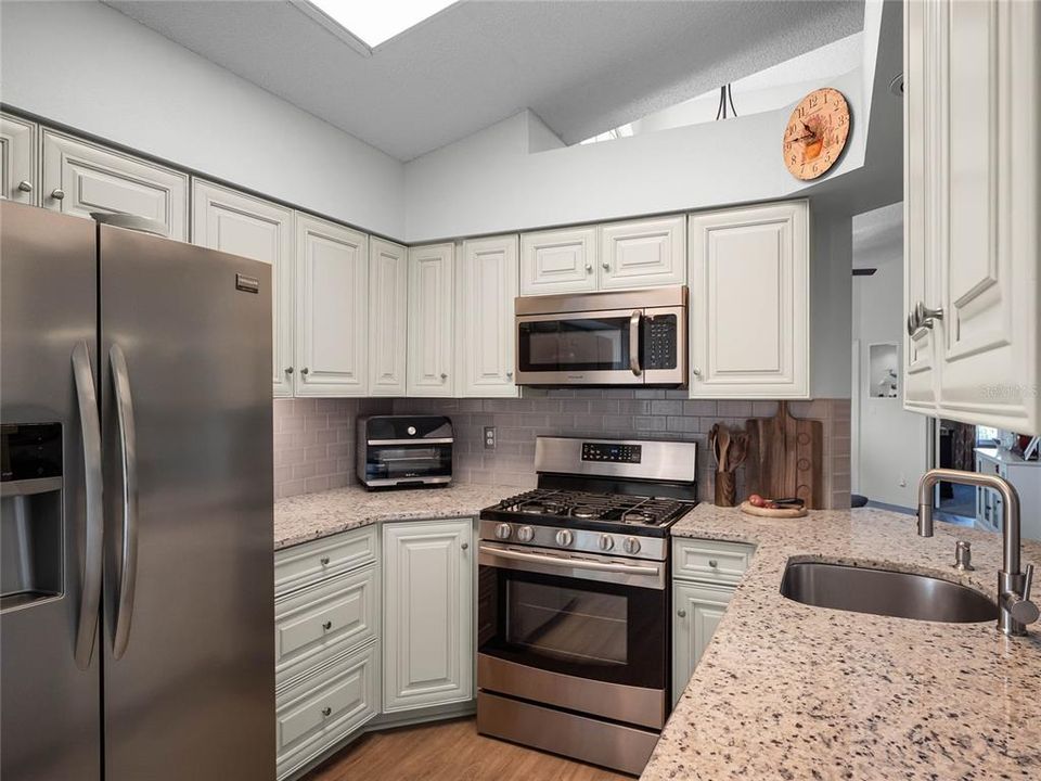 For Sale: $292,900 (2 beds, 2 baths, 1293 Square Feet)