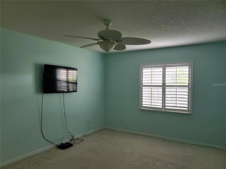 Bedroom w/ceiling fan & TV
