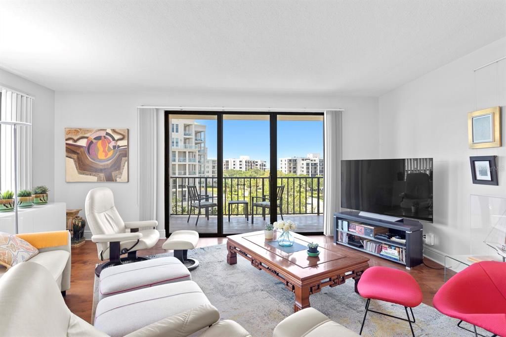 For Sale: $569,900 (2 beds, 2 baths, 1400 Square Feet)