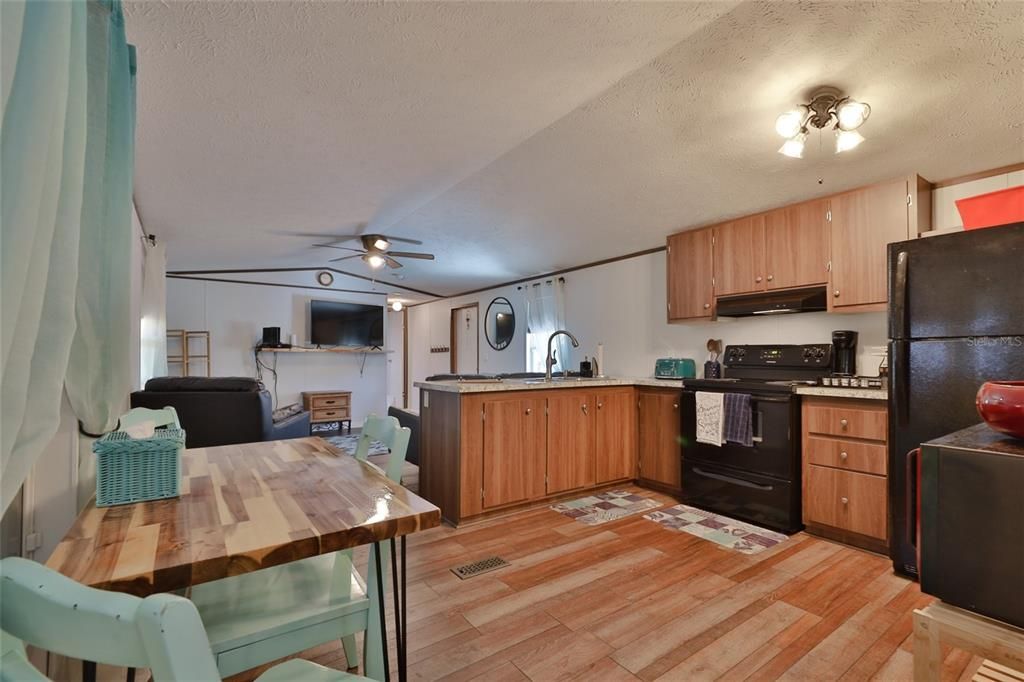 For Sale: $199,000 (2 beds, 2 baths, 840 Square Feet)