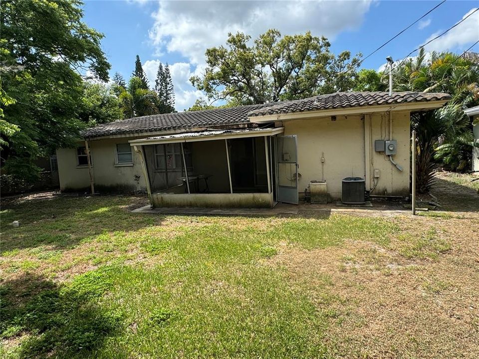 For Sale: $269,900 (2 beds, 1 baths, 872 Square Feet)