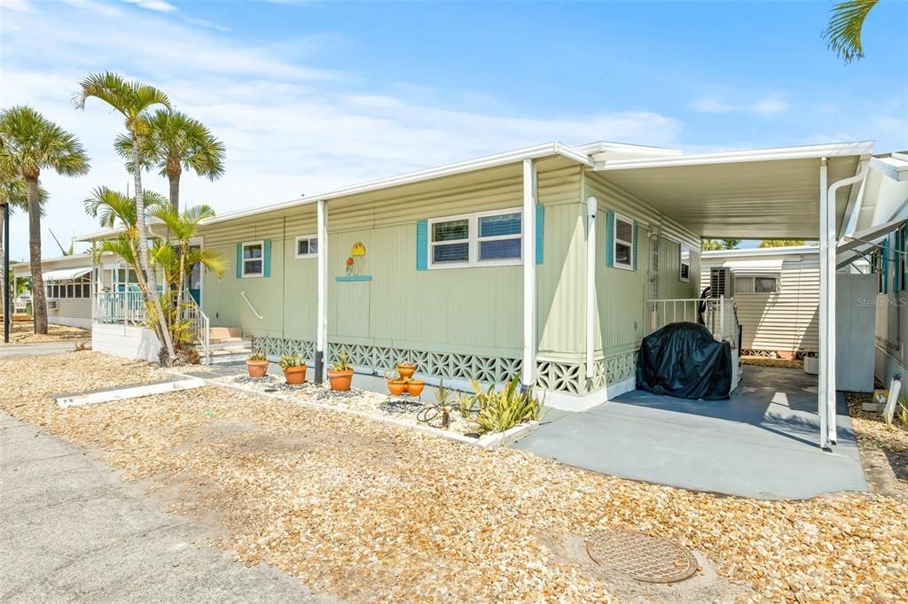 For Sale: $328,000 (2 beds, 2 baths, 960 Square Feet)