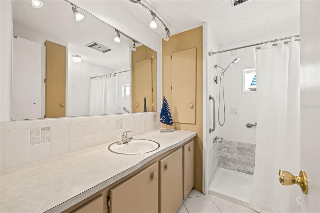 待售: $338,000 (2 贝兹, 2 浴室, 960 平方英尺)