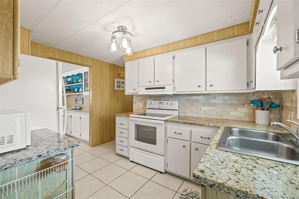 For Sale: $338,000 (2 beds, 2 baths, 960 Square Feet)