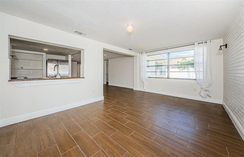 For Sale: $249,900 (2 beds, 2 baths, 1200 Square Feet)