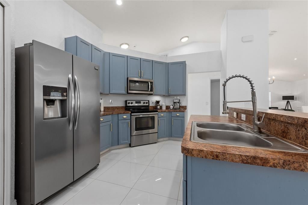 For Sale: $319,900 (3 beds, 2 baths, 1712 Square Feet)