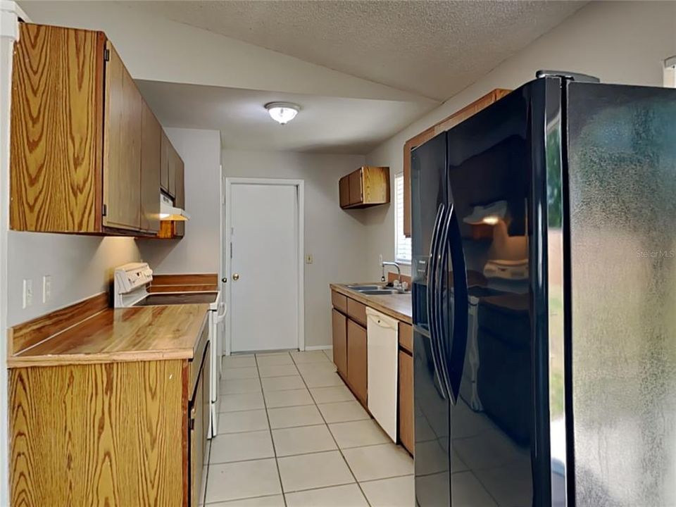 For Rent: $2,000 (3 beds, 2 baths, 1305 Square Feet)