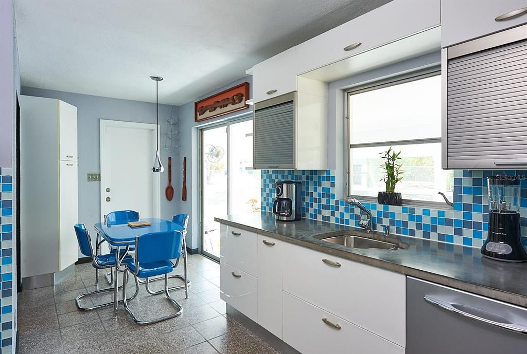 For Sale: $725,000 (2 beds, 1 baths, 1206 Square Feet)